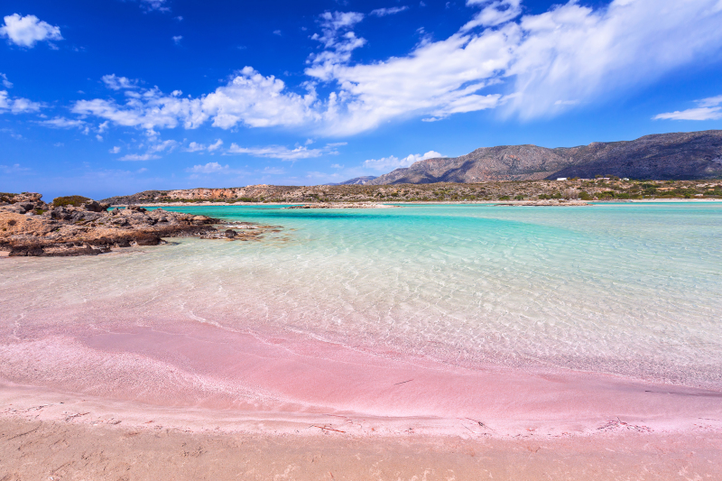 Η παραλία Ελαφονήσι στην Κρήτη με ροζ άμμο