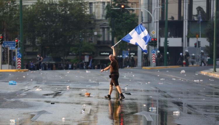 Επεισόδια στη συγκέντρωση αντιεμβολιαστών στο Σύνταγμα