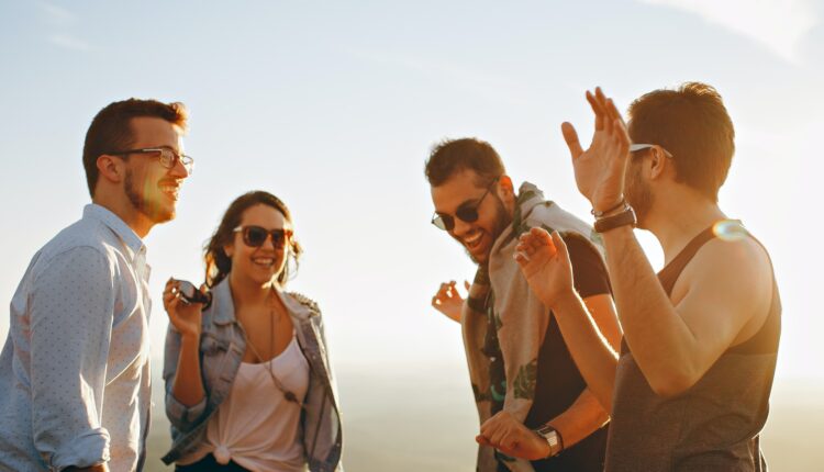 Παρέα που γελά