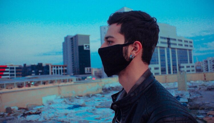 Νέος με μάσκα
