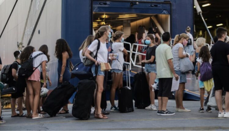 Ουρές στο λιμάνι Πειραιά