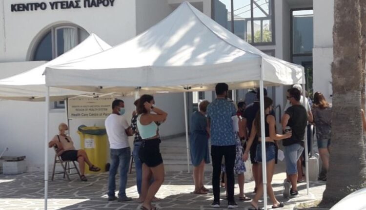 Ουρα για Rapid test στην Πάρο