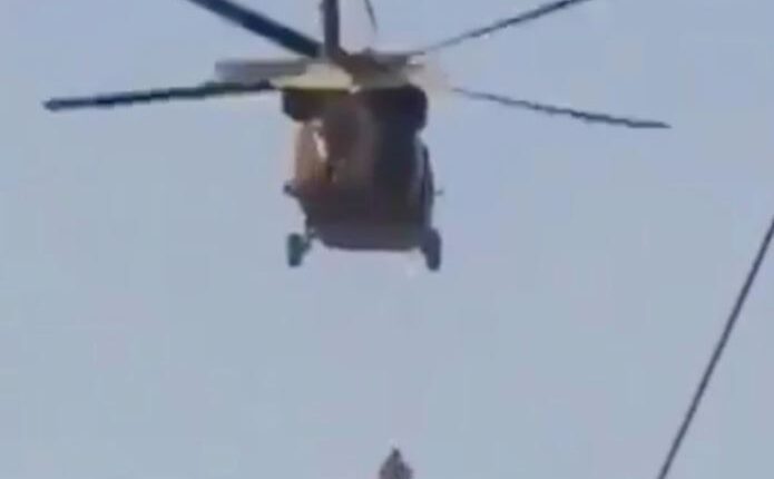 Αφγανιστάν άνδρας κρέμεται από ελικόπτερο Black Hawk