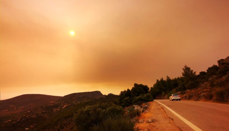 Καπνοί στο Ναύπλιο από φωτιά στα Βίλια