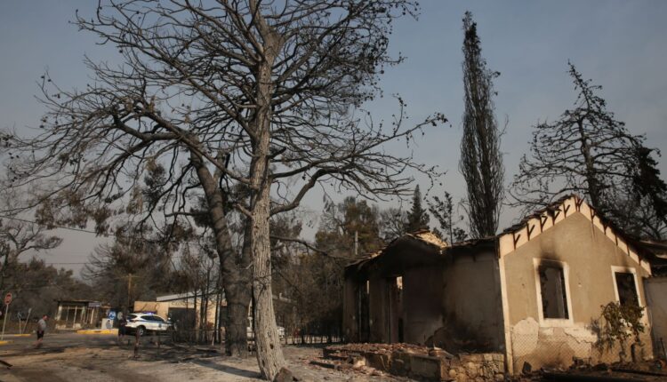 Καμμένο σπίτι στη Βαρυμπόμπη