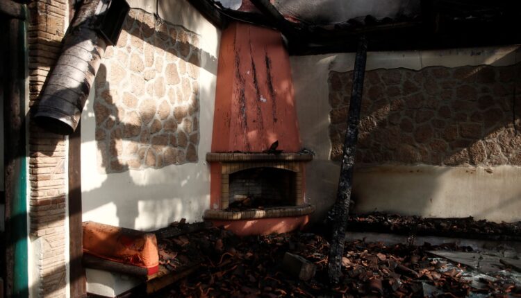 Καμμένο σπίτι στη Βαρυμπόμπη