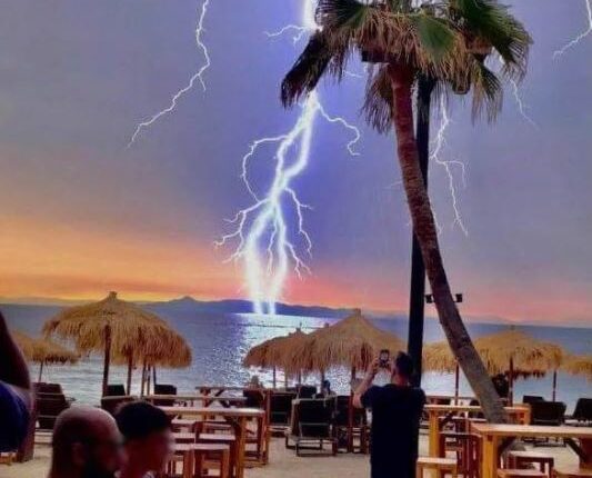 Κεραυνός σε παραλία της Αττικής