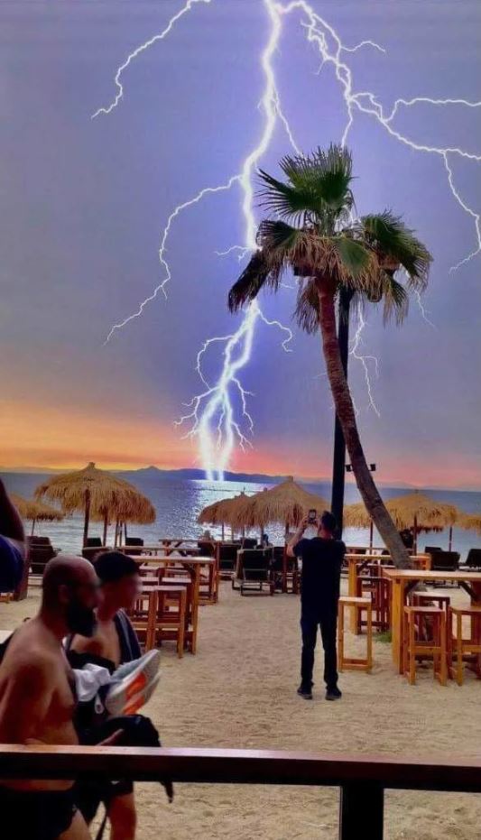 Κεραυνός σε παραλία της Αττικής