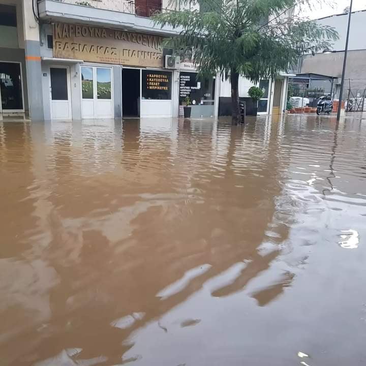 Πλημμύρισε η Χαριλάου Τρικούπη στο Αγρίνιο