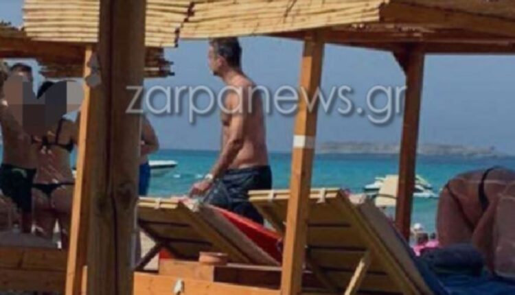 Κυριάκος Μητσοτάκης στη παραλία
