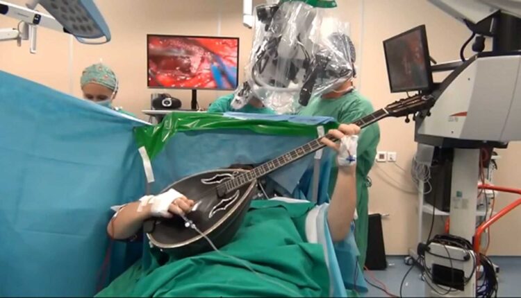 Χειρουργείο με μπουζούκι