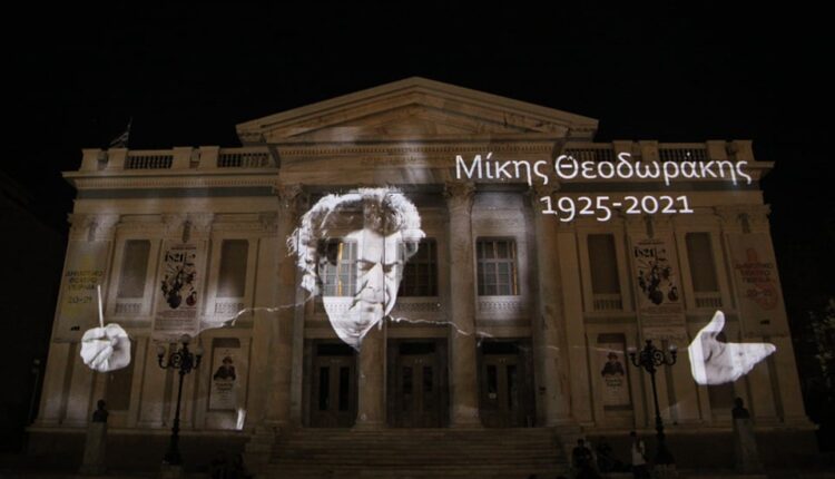 Ο Μίκης Θεοδωράκης στο Δημοτικό Θέατρο Πειραιά