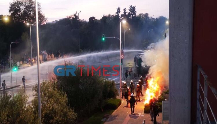 Επεισόδια στην πορεία των αντιεμβολιαστών στη Θεσσαλονίκη