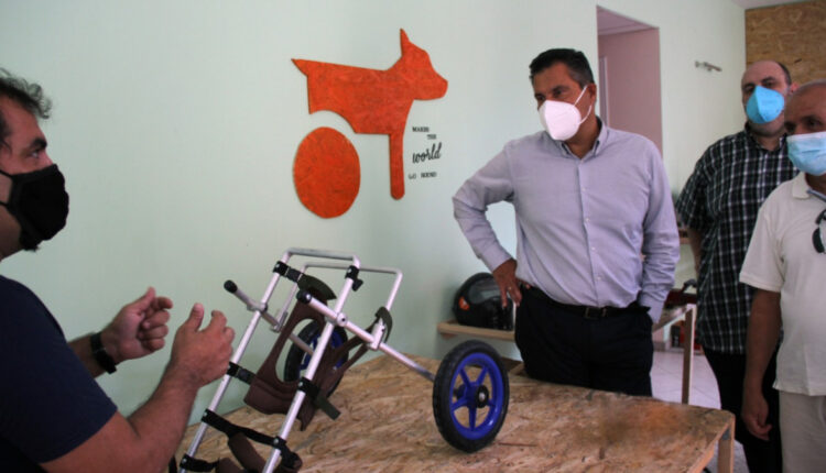 Επίσκεψη Νέας Δημοκρατίας σε εταιρεία που κατασκευάζει αμαξίδια για ζώα με κινητικά προβλήματα