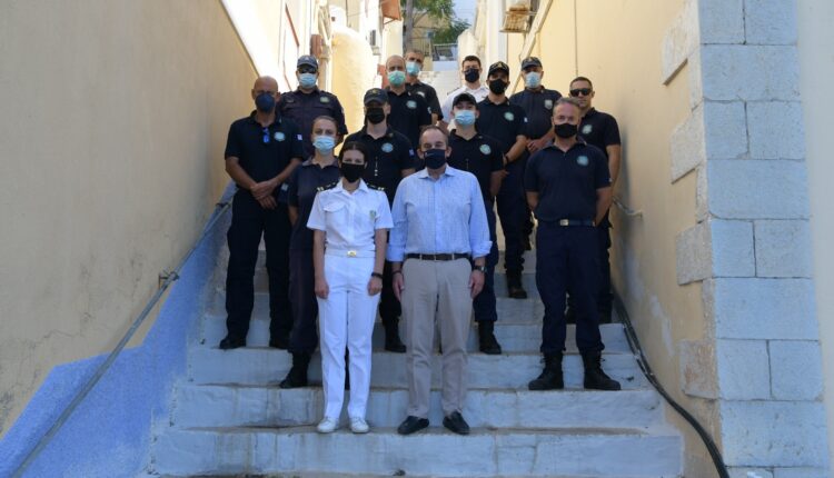 Ο Γιάννης Πλακιωτάκης και στελέχη του Λιμενικού