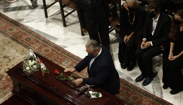 Ο Δημήτρης Κουτσούμπας στην τελετή αποχαιρετισμού του Μίκη Θεοδωράκη