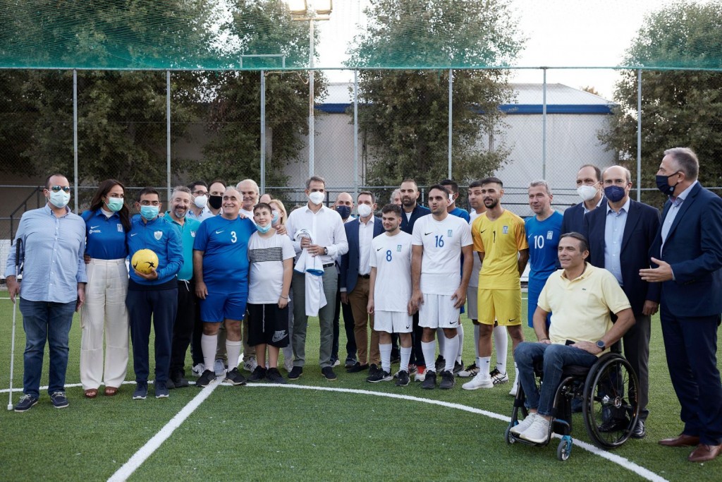 Ο Κυριάκος Μητσοτάκης στην προπόνηση της Εθνικής Ομάδας Ποδοσφαίρου Τυφλών