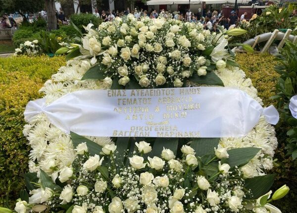 Στεφάνι Βαγγέλη Μαρινάκη στον Μίκη Θεοδωράκη