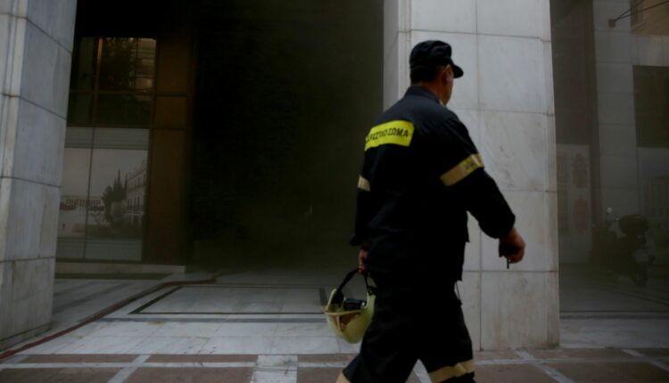 Φωτιά σε τράπεζα στο κέντρο της Αθήνας