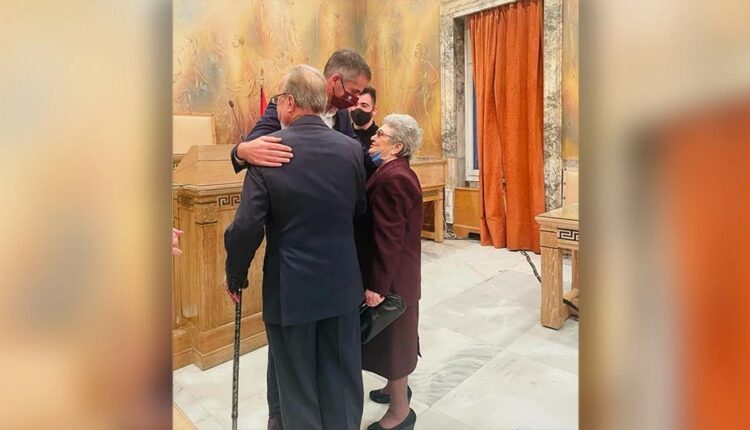 Γάμος Ηλικιωμένων ιστορία αγάπης Δημαρχείο Αθηνών