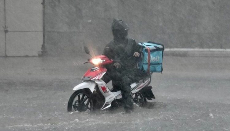 Διανομέας της Wolt εν μέσω κακοκαιρίας