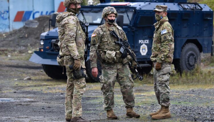 Στρατιώτες στο Κόσοβο