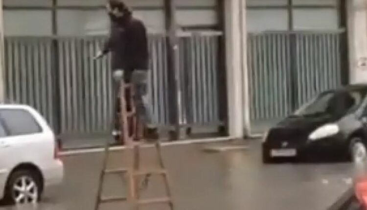 Οδηγός σε σκάλα