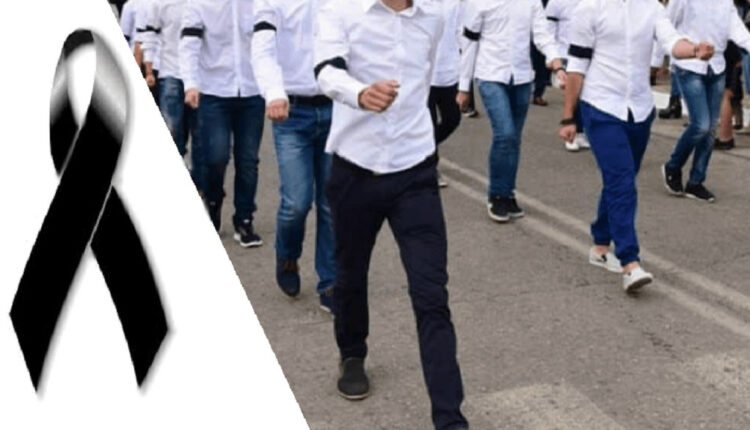 Μαύρα περιβραχιόνια σε παρέλαση