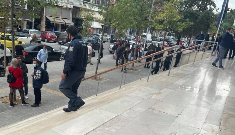 Συγκέντρωση αντιεξουσιαστών στο Δικαστικό Μέγαρο Θεσσαλονίκης