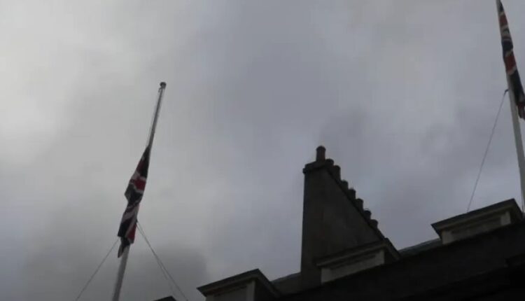 Μεσίστια η βρετανική σημαία