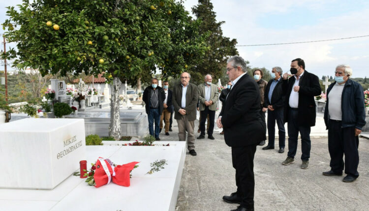 Κατάθεση λουλουδιών από τον Δημήτρη Κουτσούμπα στον τάφο του Μίκη Θεοδωράκη