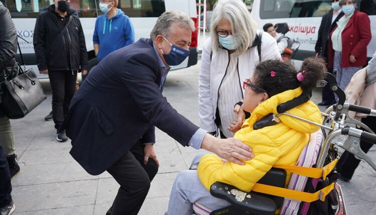 Αρναουτάκης παραδίδει 5 mini - bus