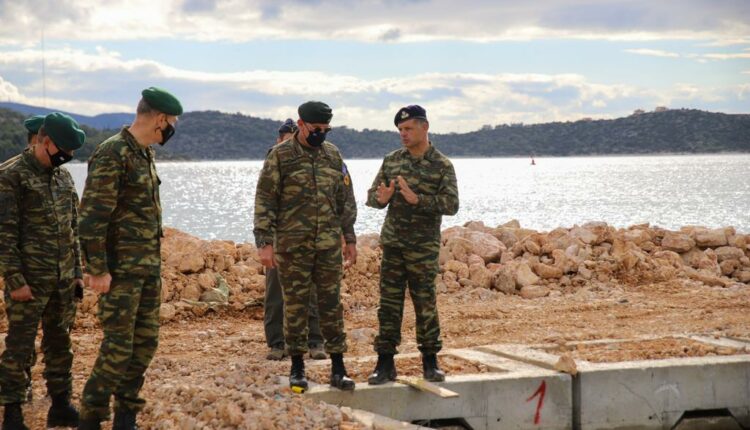 Επίσκεψη Κωνσταντίνου Φλώρου σε στρατόπεδο