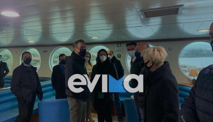 Κυριάκος Μητσοτάκης στο πλοίο για τη Βόρεια Εύβοια