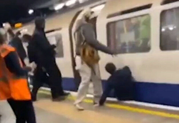 Μεθυσμένος νεαρός σε μετρό στο Λονδίνο