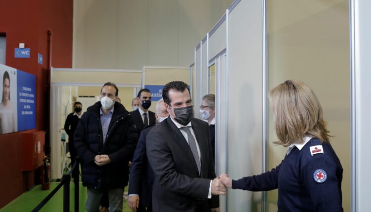 Ο Θάνος Πλεύρης στο εμβολιαστικό κέντρο Γλυφάδας