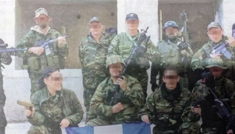 Θεματοφύλακες Συντάγματος με όπλα