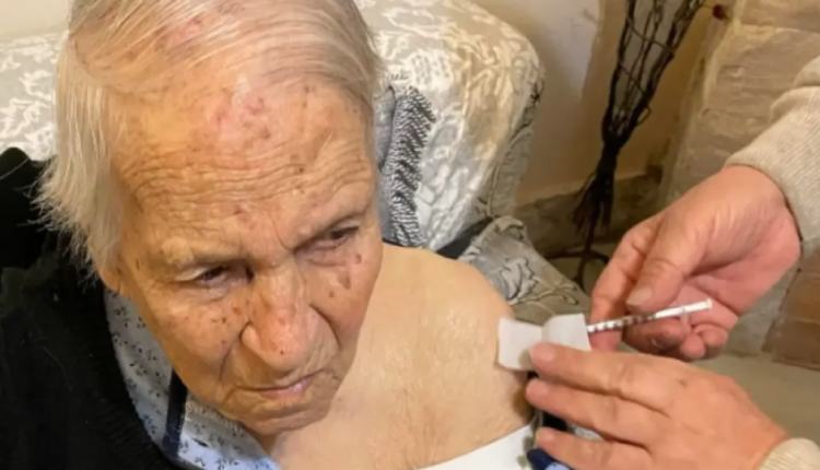 Γιαγιά που εμβολιάζεται στον Βόλο