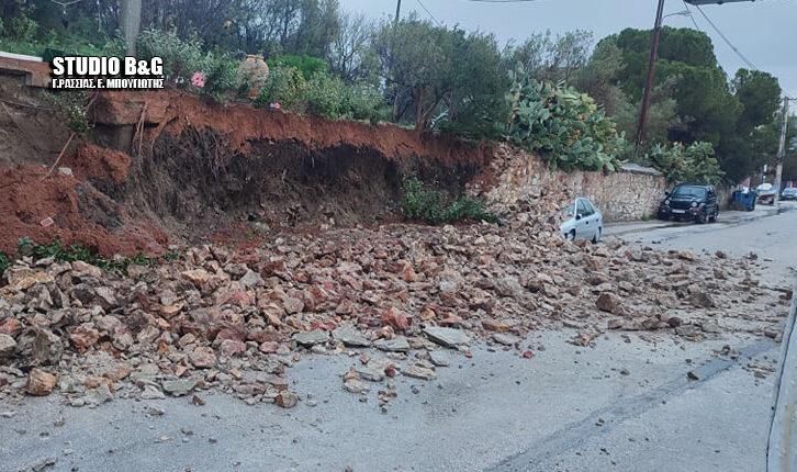 Αυτοκίνητο κάτω από πέτρες