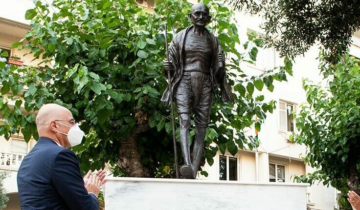 Ο Νίκος Δένδιας στο άγαλμα του Γκάντι