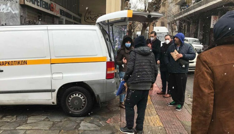 Μοίρασμα ειδών πρώτης ανάγκης από τον ΟΚΑΝΑ