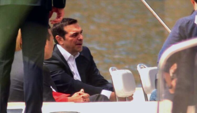 Ο Αλέξης Τσίπρας κάνει μαθήματα ταχύπλοου