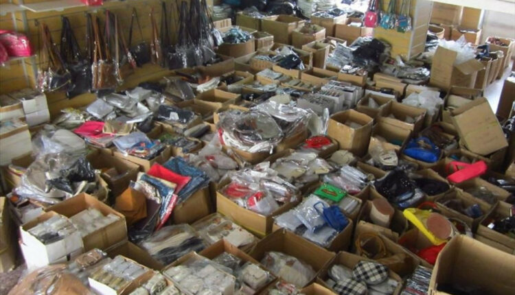 Αποθήκη με προϊόντα μαϊμού