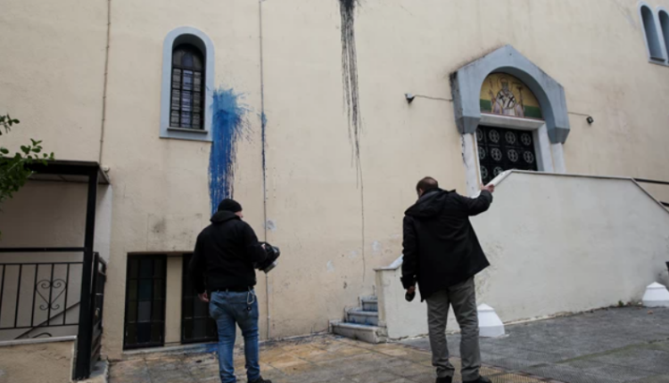 Μπογιές στην εκκλησία στα Κάτω Πατήσια