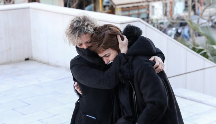 Η μαμά της Ελένης Τοπαλούδη με τη μητέρα της Γαρυφαλλιάς