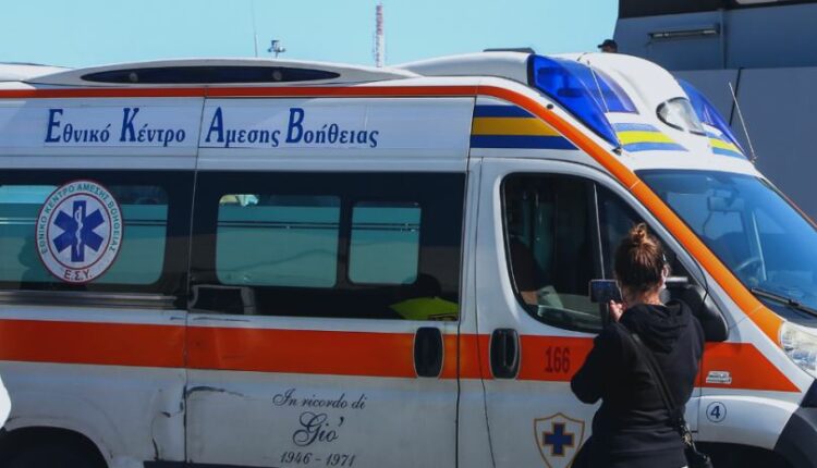 ΕΚΑΒ στο σημείο που καίγεται το πλοίο στην Κέρκυρα