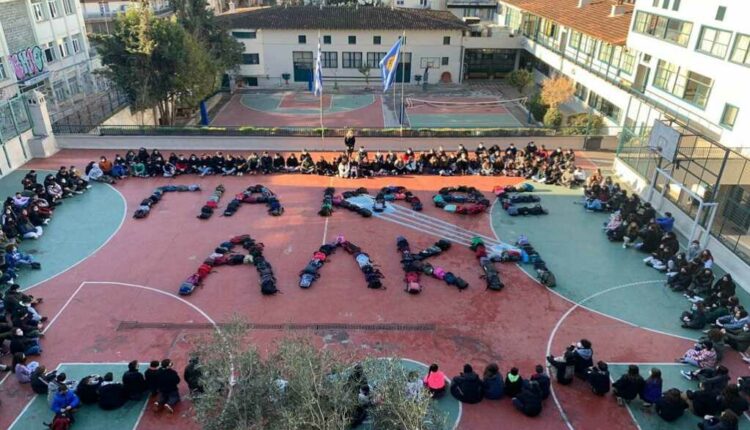 Μαθητές στη Θεσσαλονίκη στέλνουν ηχηρό αμύνα απέναντι στην οπαδική βία