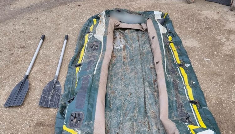 Βάρκα που μετέφερε μετανάστες στον Έβρο