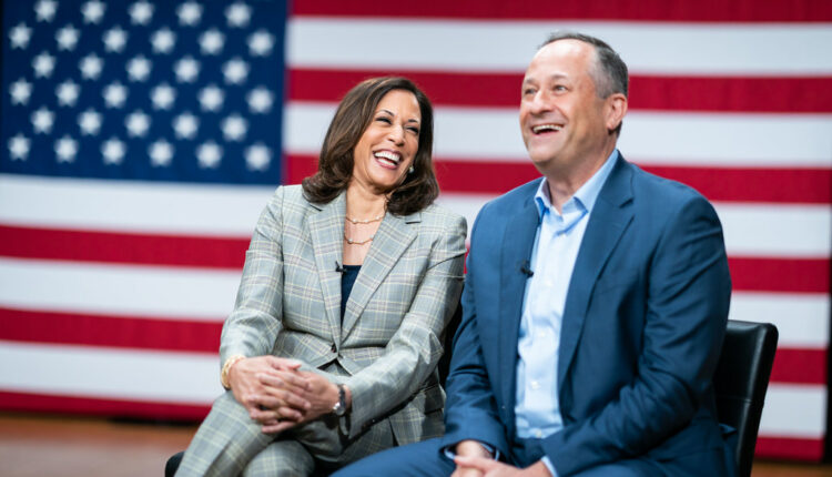 Νταγκ Έμχοφ - Καμάλα Χάρις