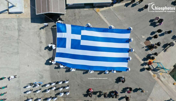 Η Ελληνική σημαία στη Χίο